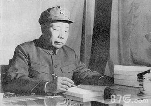 在解放战场上屡次挫败杜聿明的年轻将军，萧华