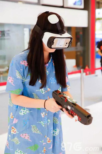 2016ChinaJoy头戴VR的妹子