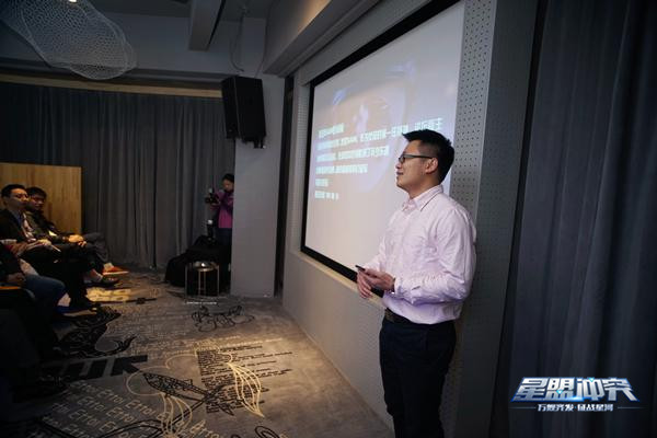 星盟冲突项目中国区负责人-郑首帅正在为玩家讲述最新的游戏动态