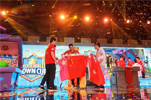 部落冲突:皇室战争Aaron夺冠后其余参赛中国选手赶来祝贺